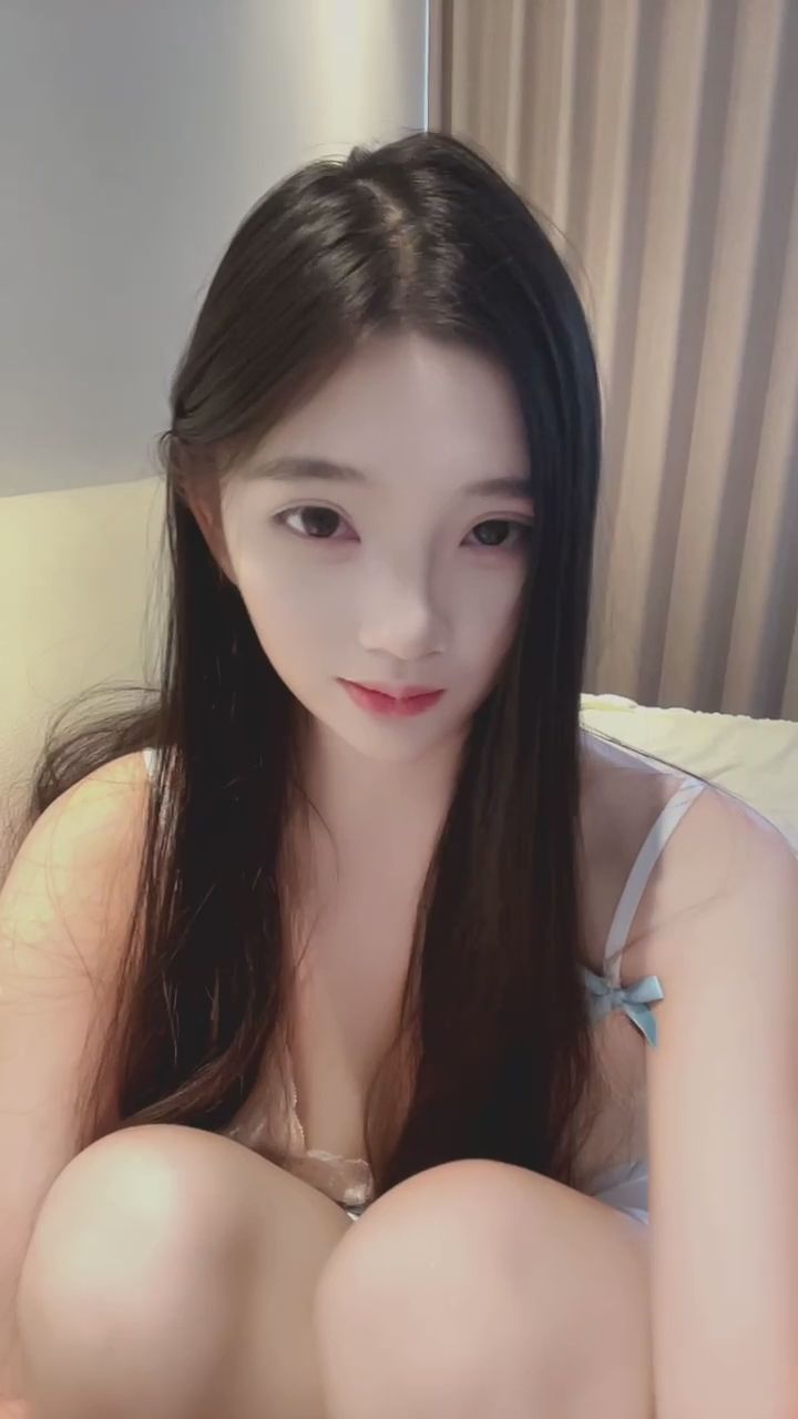  : 床邊的溫柔時光，撥弄頭髮與甜美笑容，讓你感受私密溫馨的陪伴✨ #溫柔 #居家 #女友感Babe