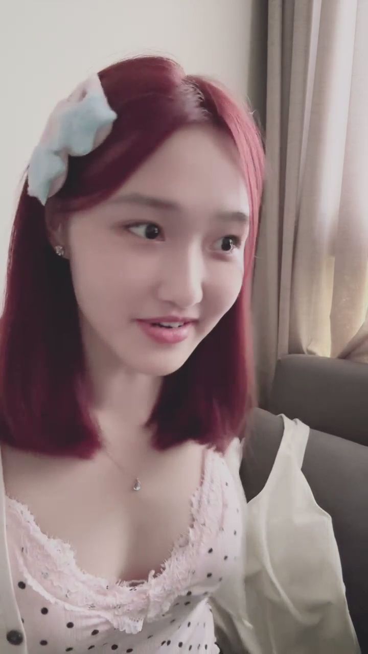  : 你喜歡嗎？衣服沒穿好 要被罵啦>< #居家日常 #微性感 #私密時光