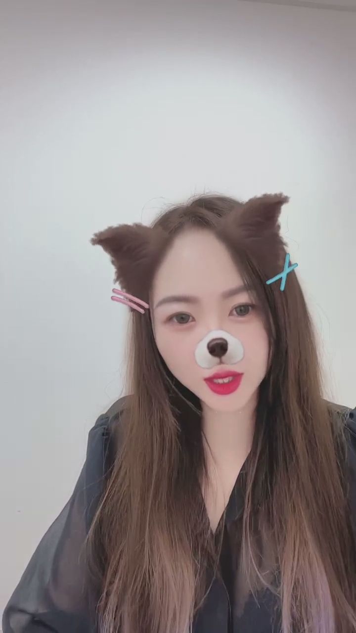  : 猜猜看這個眼神在想什麼呢？快來解碼她的視線～👀✨ #近距離 #眼神殺 #甜美