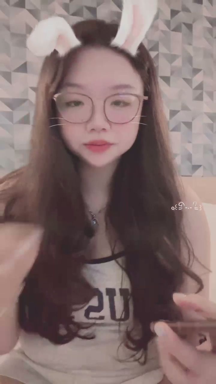 mei101010 : 靠近一點，看清楚我的眼神了嗎？🐰💕 #兔耳 #女友感 #心動瞬間 #直播精華