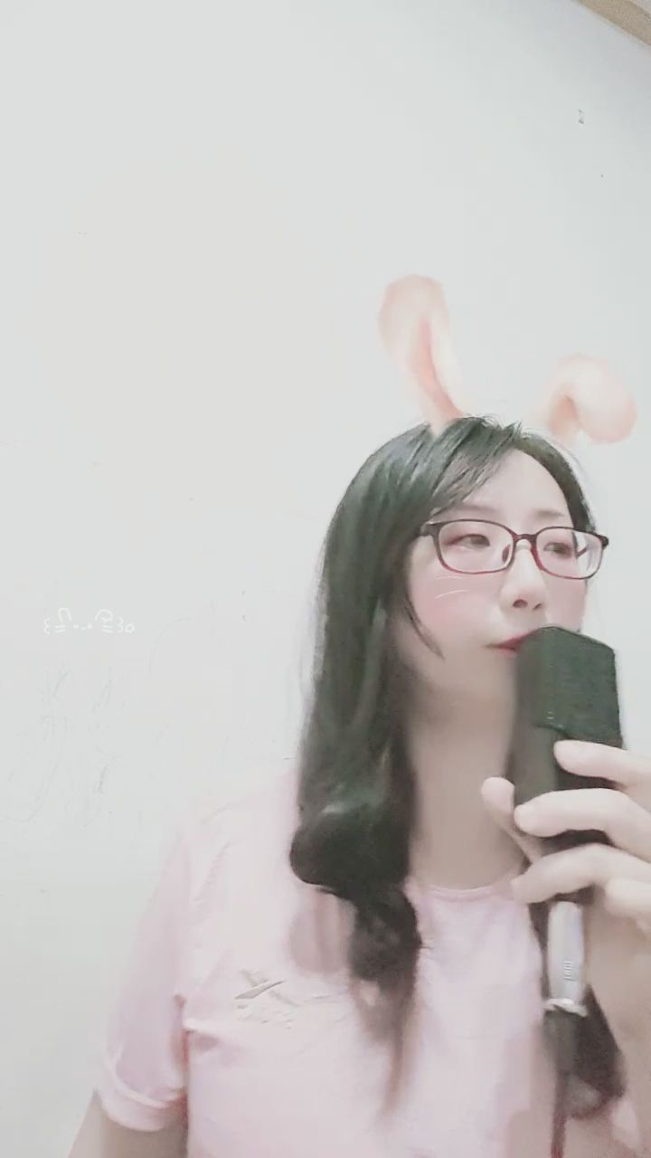  : 聆聽兔耳少女的深情歌唱，溫柔的歌聲與眼神讓人融化～🎵💕 #兔耳少女 #深情演唱 #直播精華 #甜美