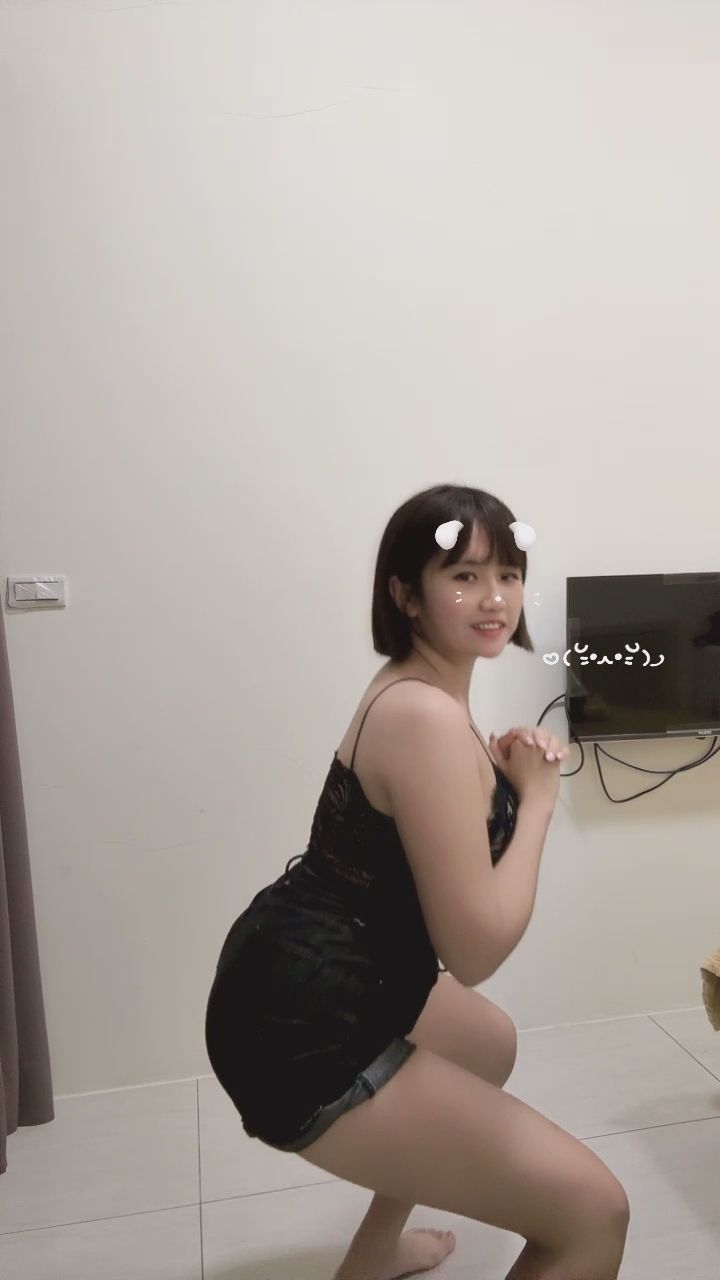  : 全身視角，跟著節奏一起動起來吧！🎶🖤 #穿搭分享 #蕾絲 #俏皮