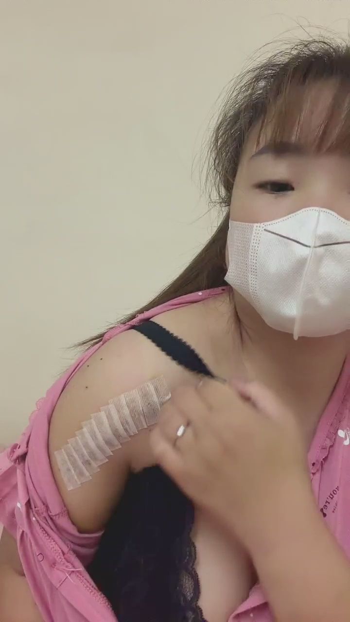  : 肩膀貼著繃帶也要給你看，隱約露出的黑蕾絲太犯規了 🥺 #居家服 #黑蕾絲 #心疼