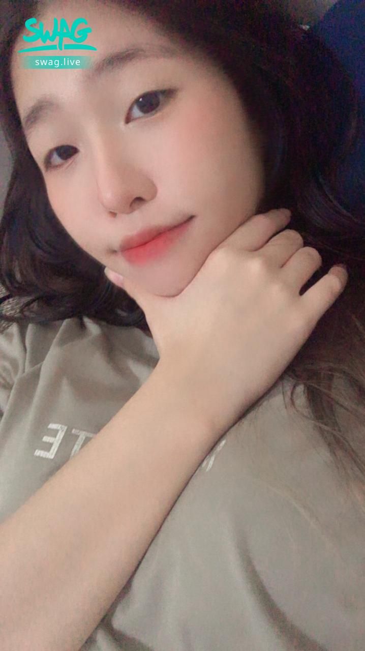 chloe_0915 : 小稀連假都沒事欸🫣有哪位哥哥想找我出門吃飯約會呀 #約會 #私訊 #日常 #生活 #性感 #可愛