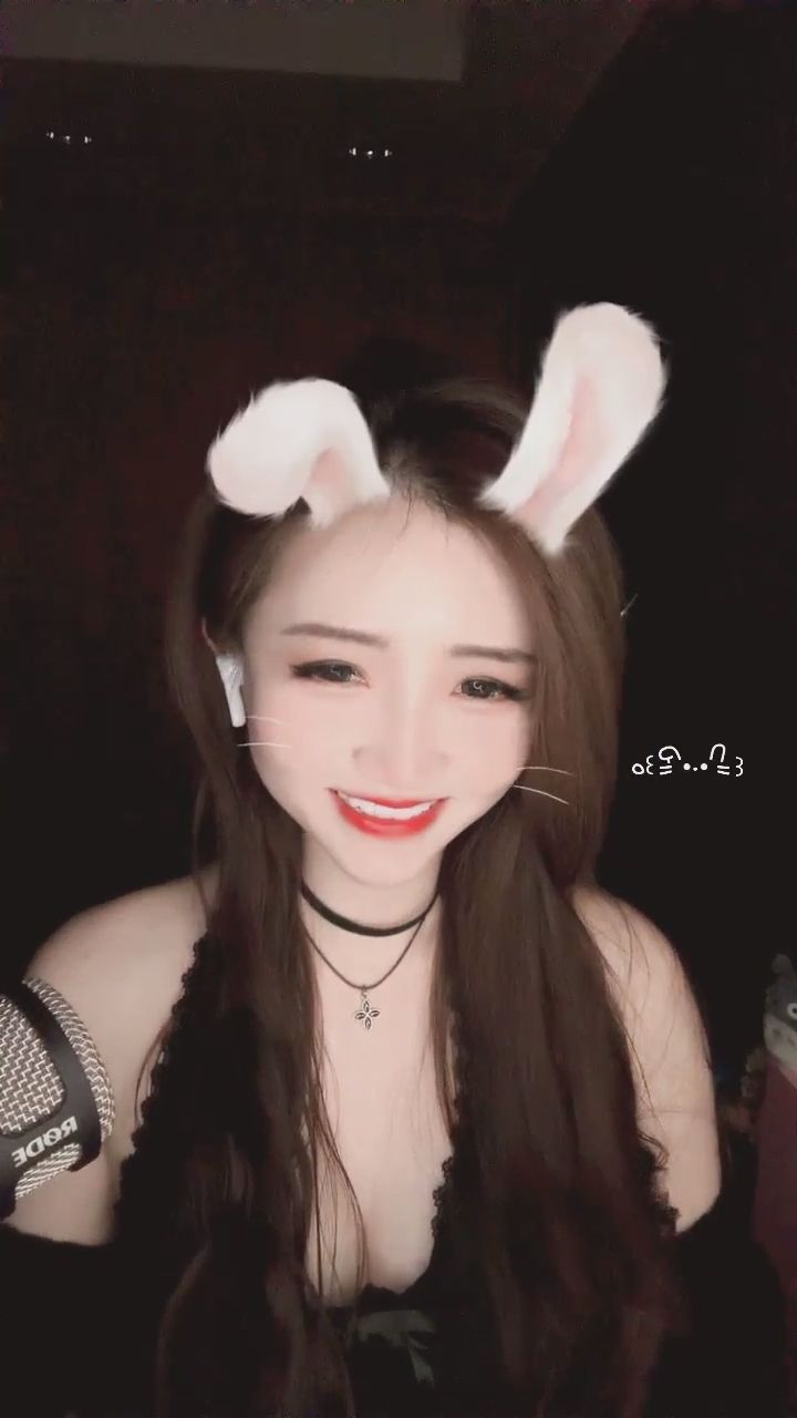 itsvina : 🐰 你說⋯
是我的笑容比較讓人難忘
還是那句沒說完的悄悄話？🤫

💌 把答案偷偷留給我


#直播日常 #ASMR #溫柔耳語