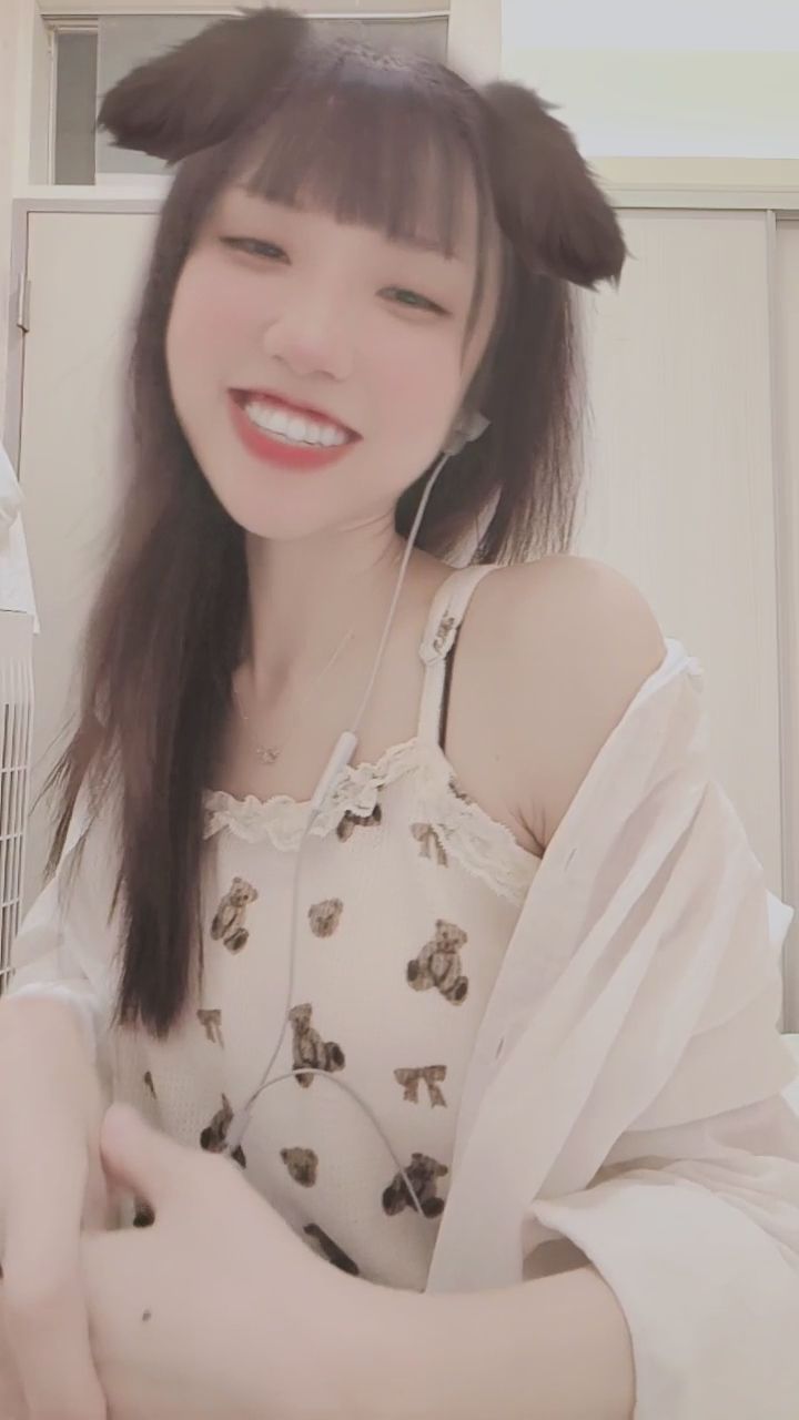 : 這麼可愛的狗狗你確定不帶回家嗎？🐶✨ 香肩與鎖骨線條太美了！ #甜美女孩 #心動瞬間 #鎖骨