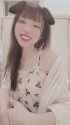 muko_yu : 這麼可愛的狗狗你確定不帶回家嗎?🐶✨ 香肩與鎖骨線條太美了! #甜美女孩 #心動瞬間 #鎖骨