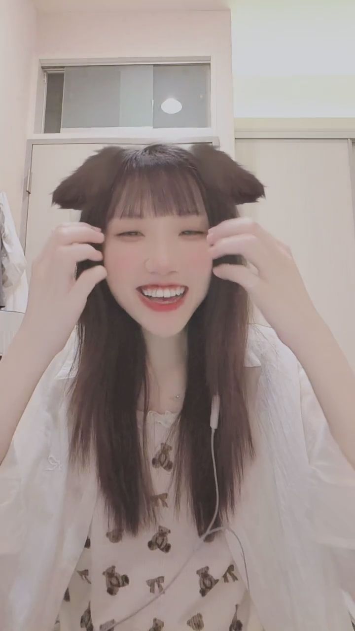  : 被這張可愛的臉頰融化了嗎？快來捏捏看！❤️ #俏皮萌妹 #甜美互動 #捏臉