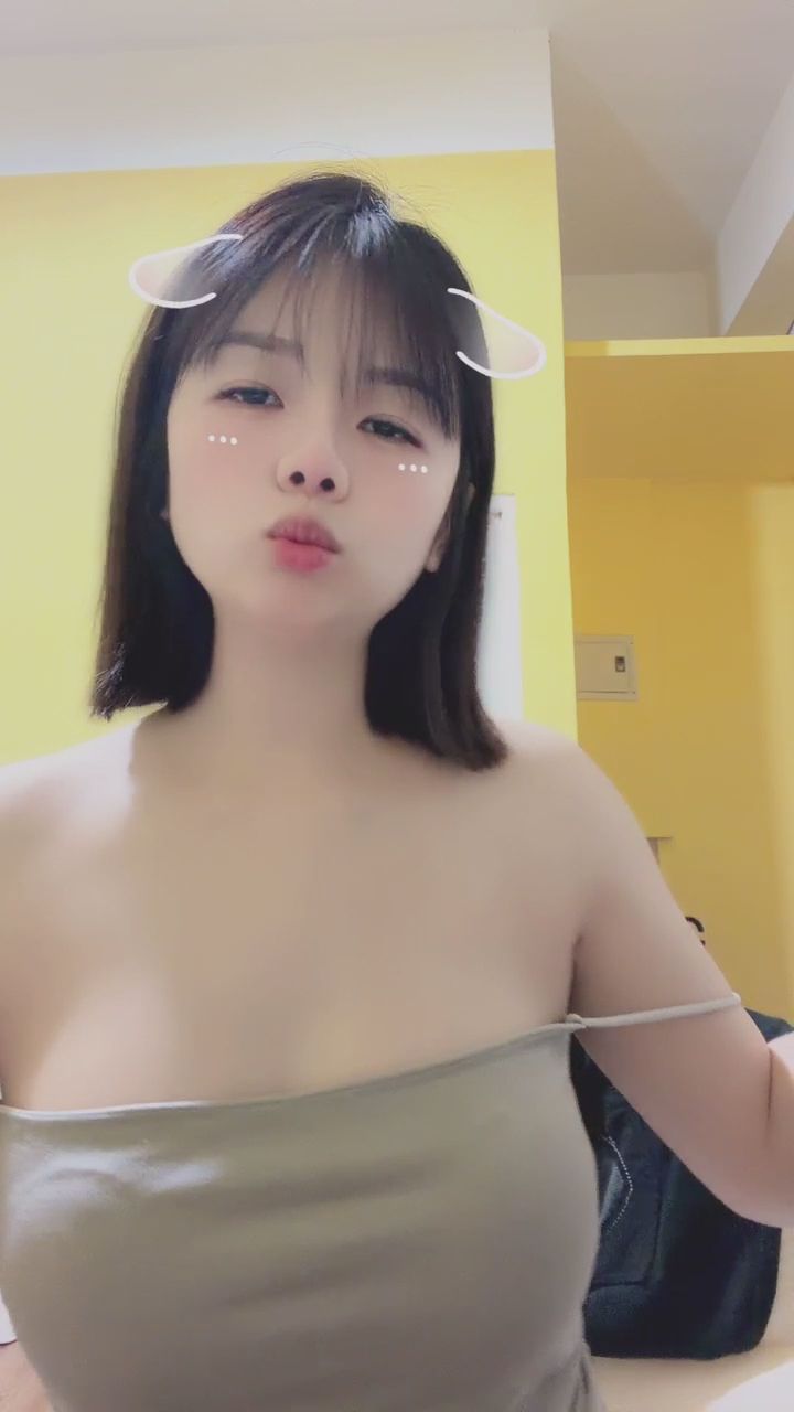  : 肩帶滑落的極限誘惑，大膽展現最迷人的曲線 ✨ #肩帶滑落 #性感福利 #女神魅力