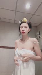 djhana99 : 準備好迎接浴室裡的驚喜了嗎?大膽解開束縛,性感刺青與曲線一覽無遺!😈 #浴室驚喜 #解開束縛 #性感刺青