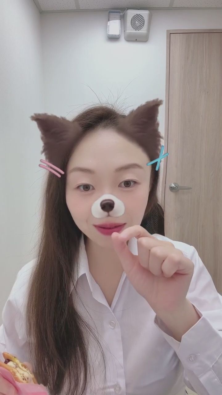  : 準備好接收我的愛心了嗎？收下就不能走囉！❤️✨ #貓耳娘 #愛心 #互動