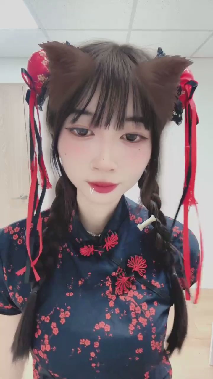  : 近距離的撒嬌攻勢！最後的摸耳動作有沒有讓你心跳加速？🐾💕 #旗袍 #貓耳娘 #心動瞬間