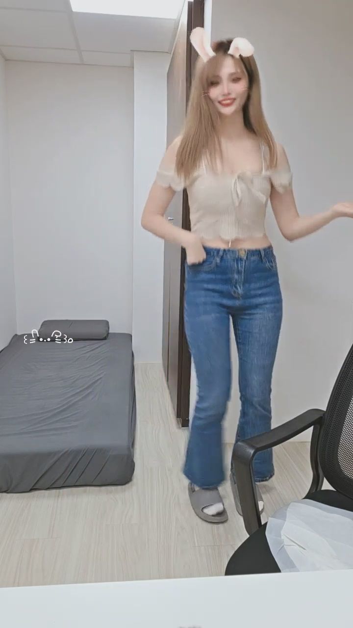  : 今天是女團第一天啦，我的solo打幾分?活力全開的兔耳女孩！跟著節奏一起律動，今天的舞姿你給幾分？💃 #全身視角 #性感熱舞 #熱力四射