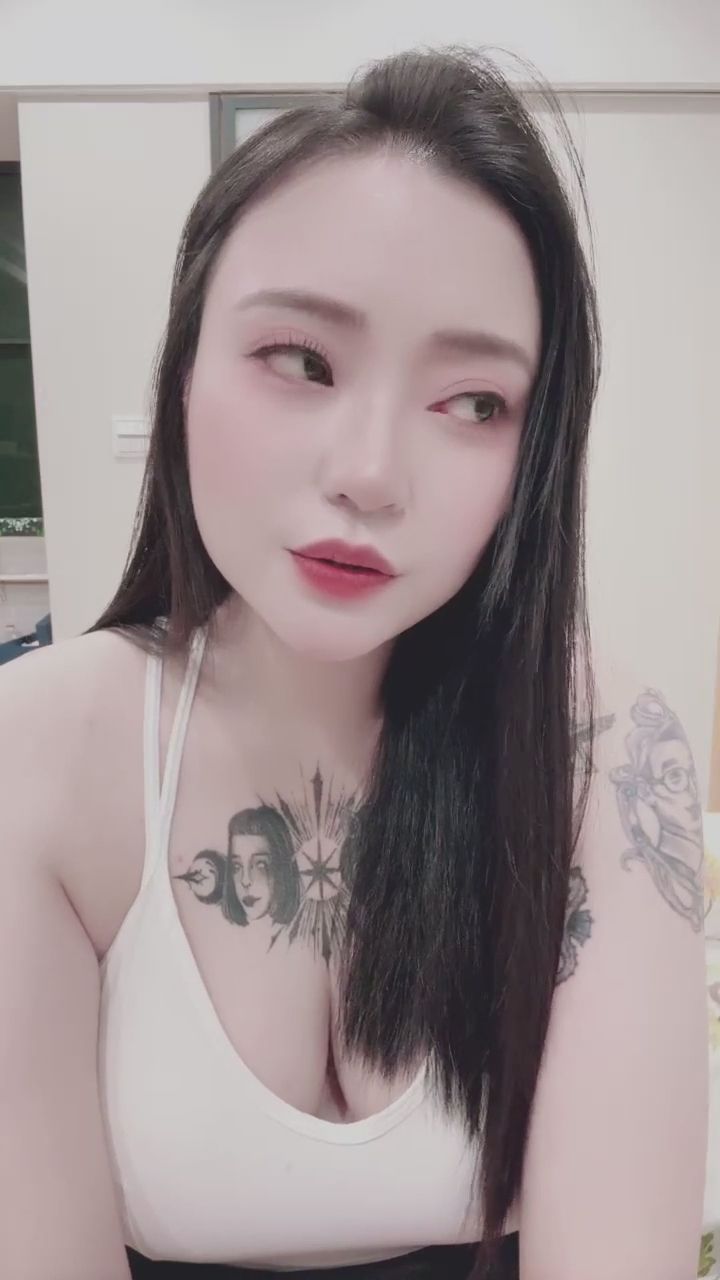  : 這一刻，只為你停留 💖 #魅力女孩 #刺青控 #眼神對視