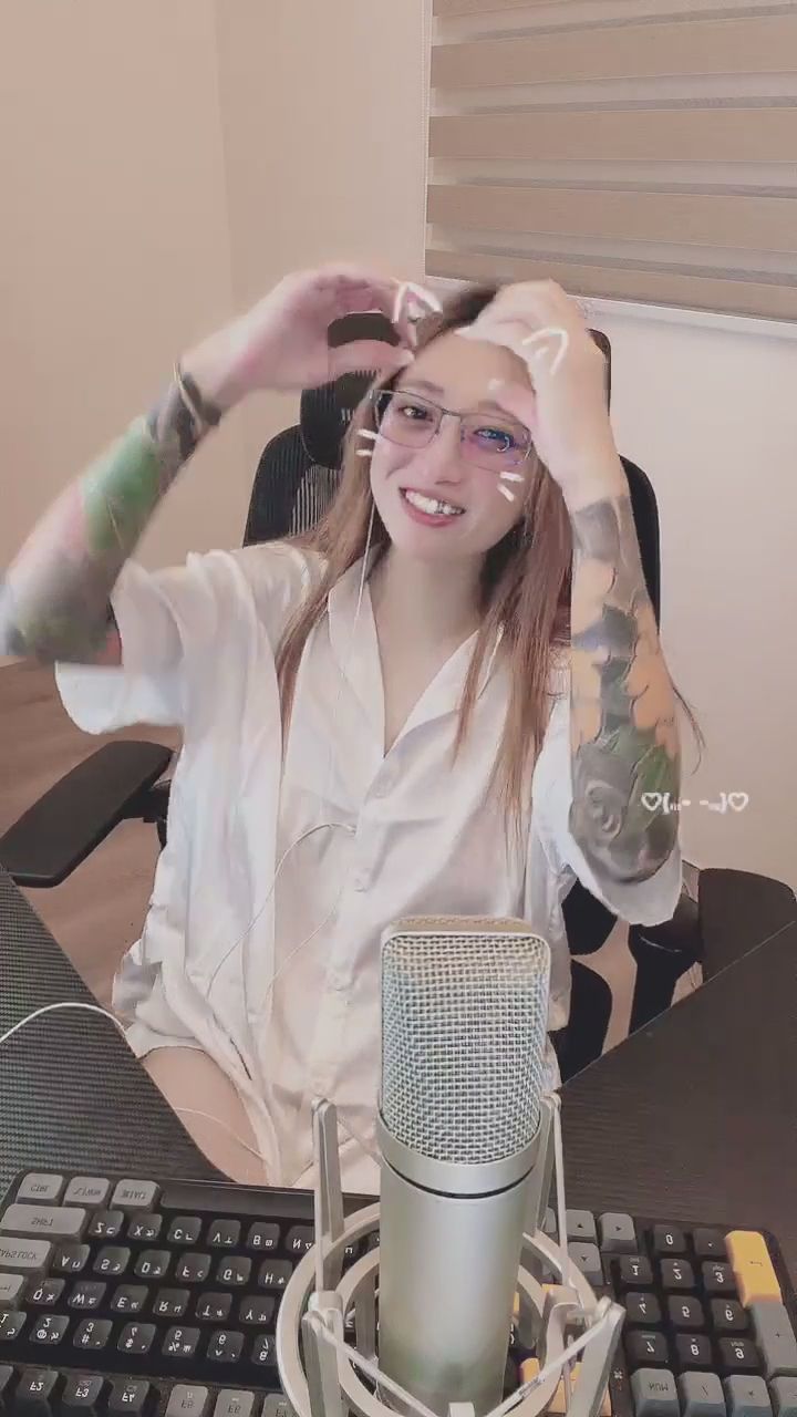  : 給你一個大大的愛心！有沒有被驚喜到？✨ #愛心發射 #甜美笑容
