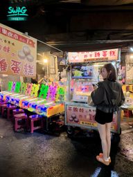 olivia__ : 🌙 捕獲一隻野生夜市果果🌰
臭豆腐、雞蛋糕、炒麵通通想吃🤤
可是果果的胃只有一個🥺💕
有沒有人要帶走這隻野生果果,陪我逛夜市呀?😈♡