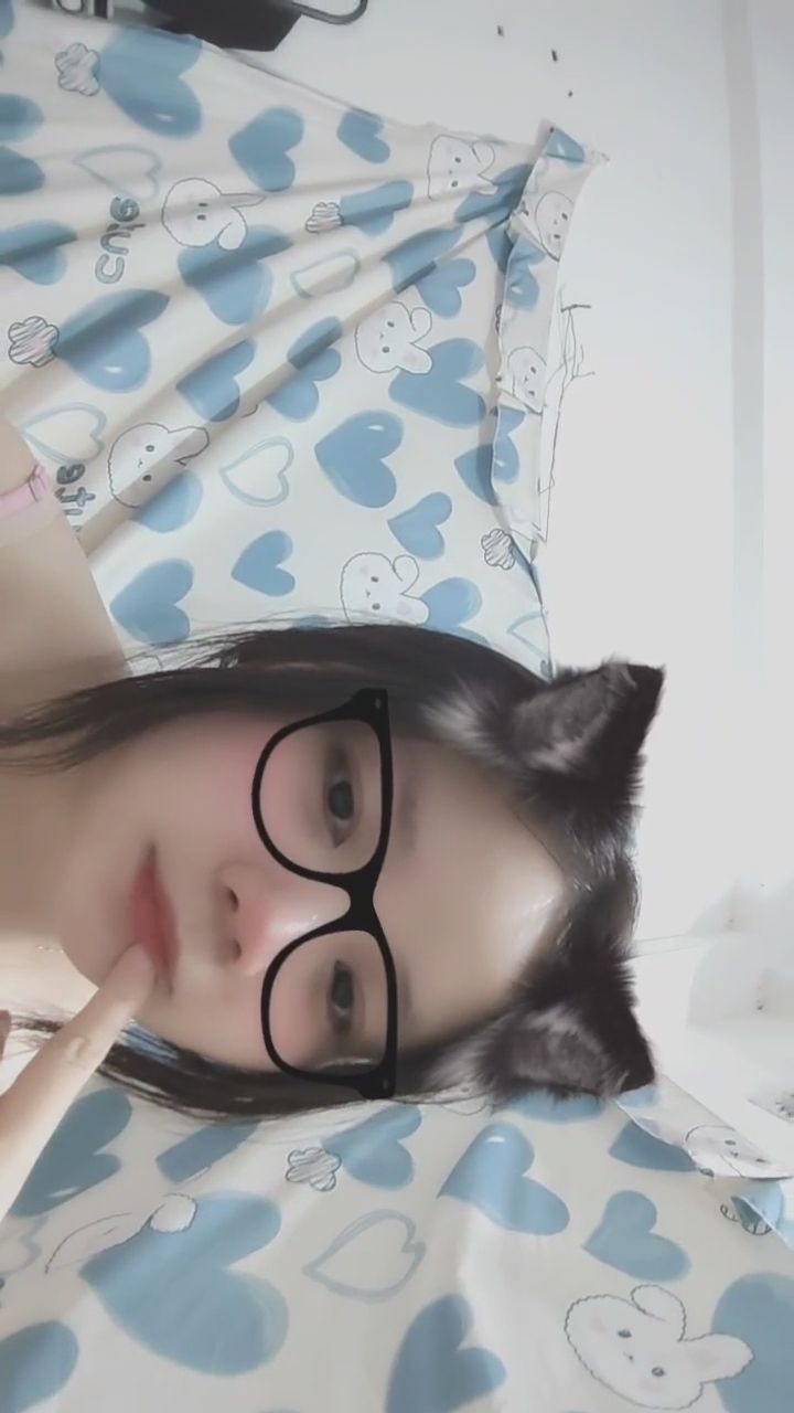 : 慵懶的床邊視角，這隻貓耳娘的指尖誘惑你扛得住嗎？🐈‍⬛👓 #貓耳娘 #純欲系 #眼鏡控 #床邊視角