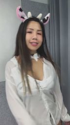m_m0422 : 調皮乳牛娘拿起了小🙈 🙉 🙊,這誘惑曲線誰能抵抗?🔥🐄 #乳牛娘 #🙈 🙉 🙊互動 #性感曲線