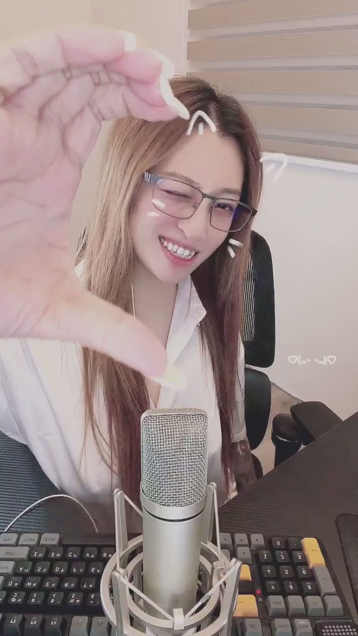  : 湊近看！眼鏡娘的單眼Wink連擊你接得住嗎？😉💕 #眼鏡娘 #甜美系 #心動