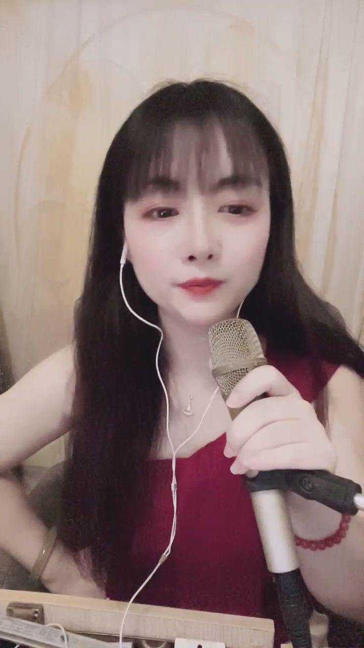  : 這一個瞬間的眼神，你有被電到嗎？🎤✨ 跟我一起沉浸在音樂裡吧～ #甜美主播 #深情開唱 #直播互動