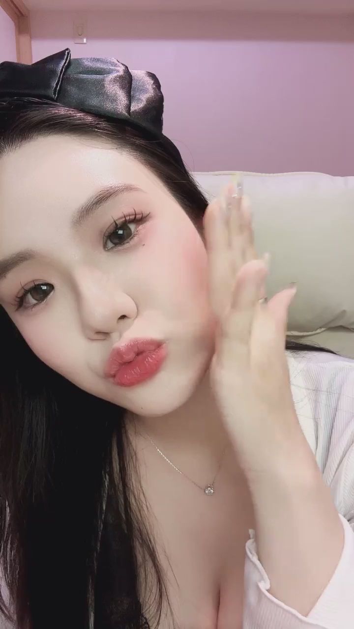  : 捕捉每一個心動瞬間❤️ 從甜美飛吻到俏皮比心，今天也是被治癒的一天！ #甜美互動 #黑色蕾絲 #心動挑戰