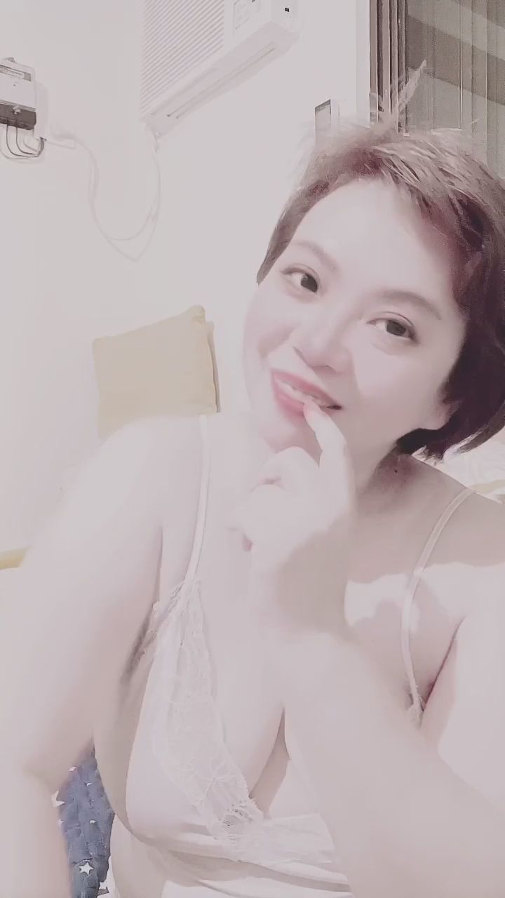  : 想跟我一起玩嗎？這個調皮的小表情你給幾分？😜 #直播 #蕾絲 #性感 #女友感