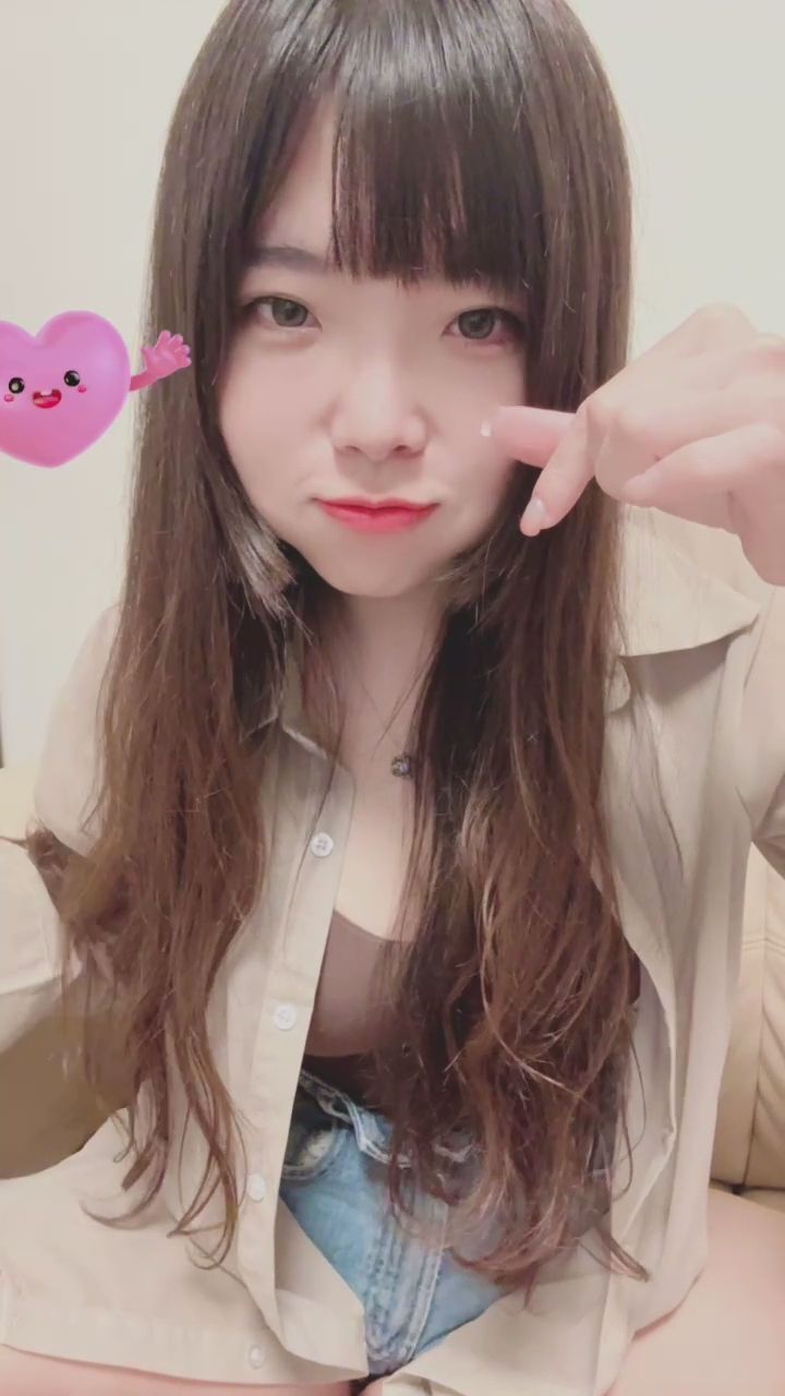  : 想把所有的愛心都送給你！💖 這樣的甜妹你能抗拒嗎？ #愛心手勢 #甜美日常 #直播精華 #可愛