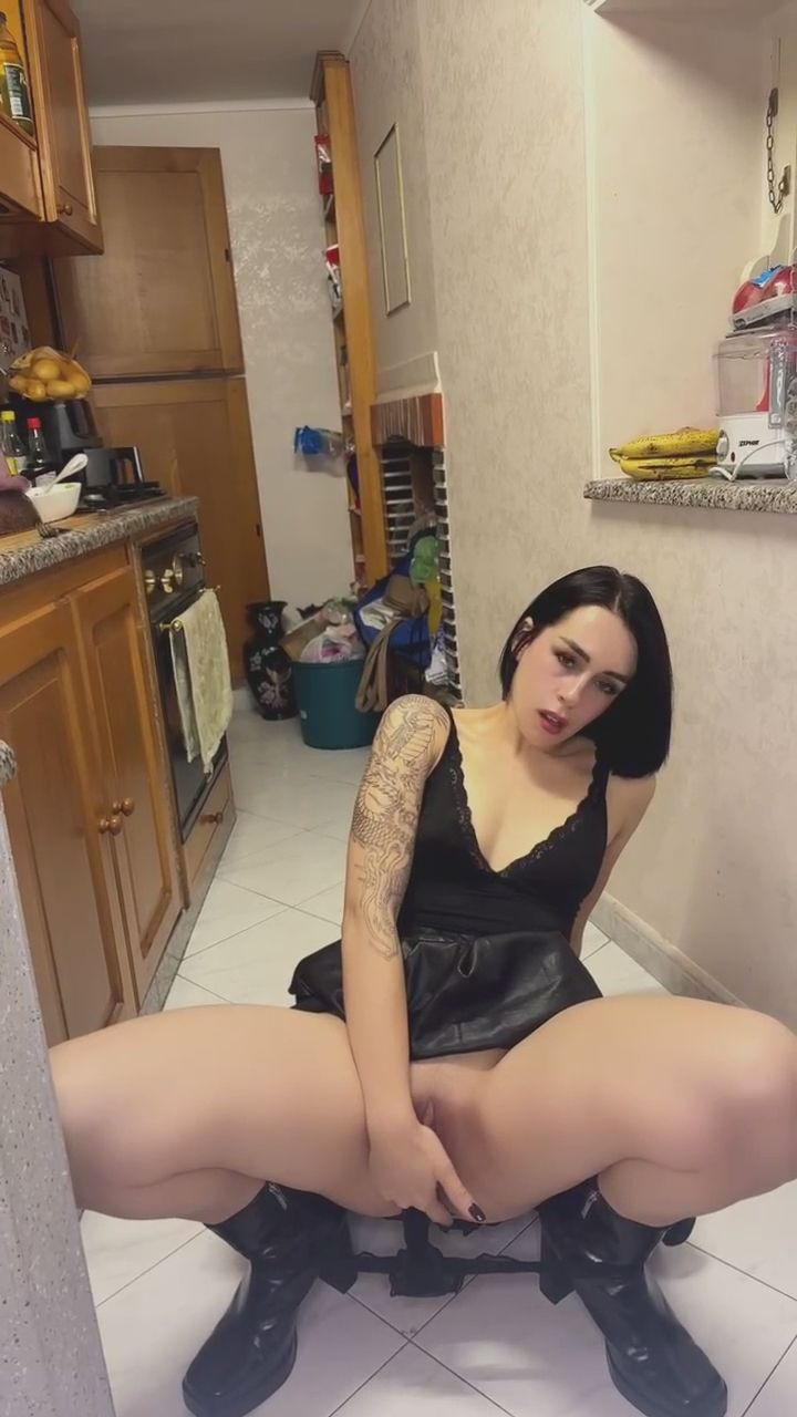  : 穿著皮裙的專屬地板時光...💦 #性感皮裙 #私密時刻