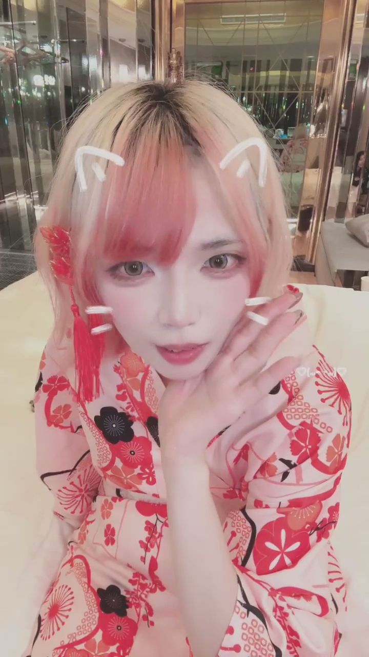  : 給你一個專屬的飛吻！今天也要開開心心喔～💕😘 #飛吻 #和服 #可愛