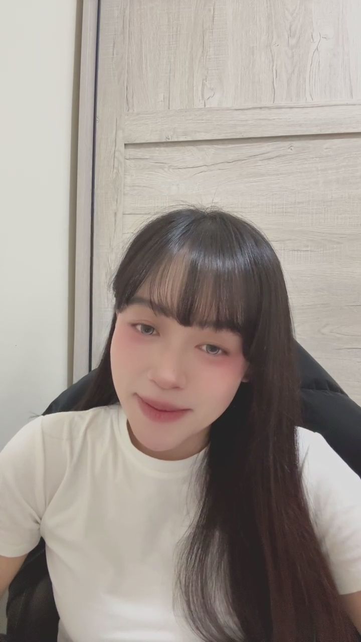  : 休息一下喝口水💧拆包裹真的粉累倫🥲拆完包裹眼睛都沒有光了🤣🤣🤣#鄰家女孩 #聊天 #互動