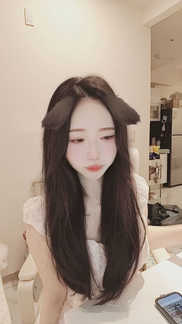 jamie__0214 : 喝口水也能這麼開心！最後的飛吻有沒有成功擊中你的心呢？💋✨ #日常互動 #飛吻 #心動瞬間