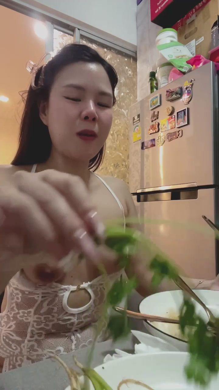 minjeebabe : 吃飯吃到一半竟然...？蕾絲底下的驚喜直接大放送😈 #火辣吃播 #性感大放送