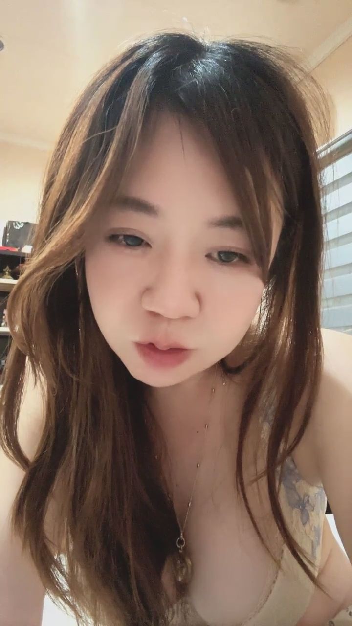  : 嘟嘴撒嬌的模樣，只給你看喔～😘🔥 #撒嬌 #嘟嘴 #近距離互動 #俏皮
