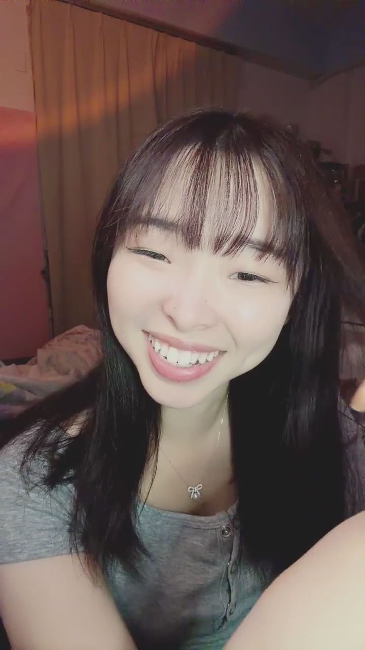  : 這對視有讓你心動嗎？調皮的吐舌只給你看 😜❤️ #甜美 #近距離互動 #心跳加速 #心動