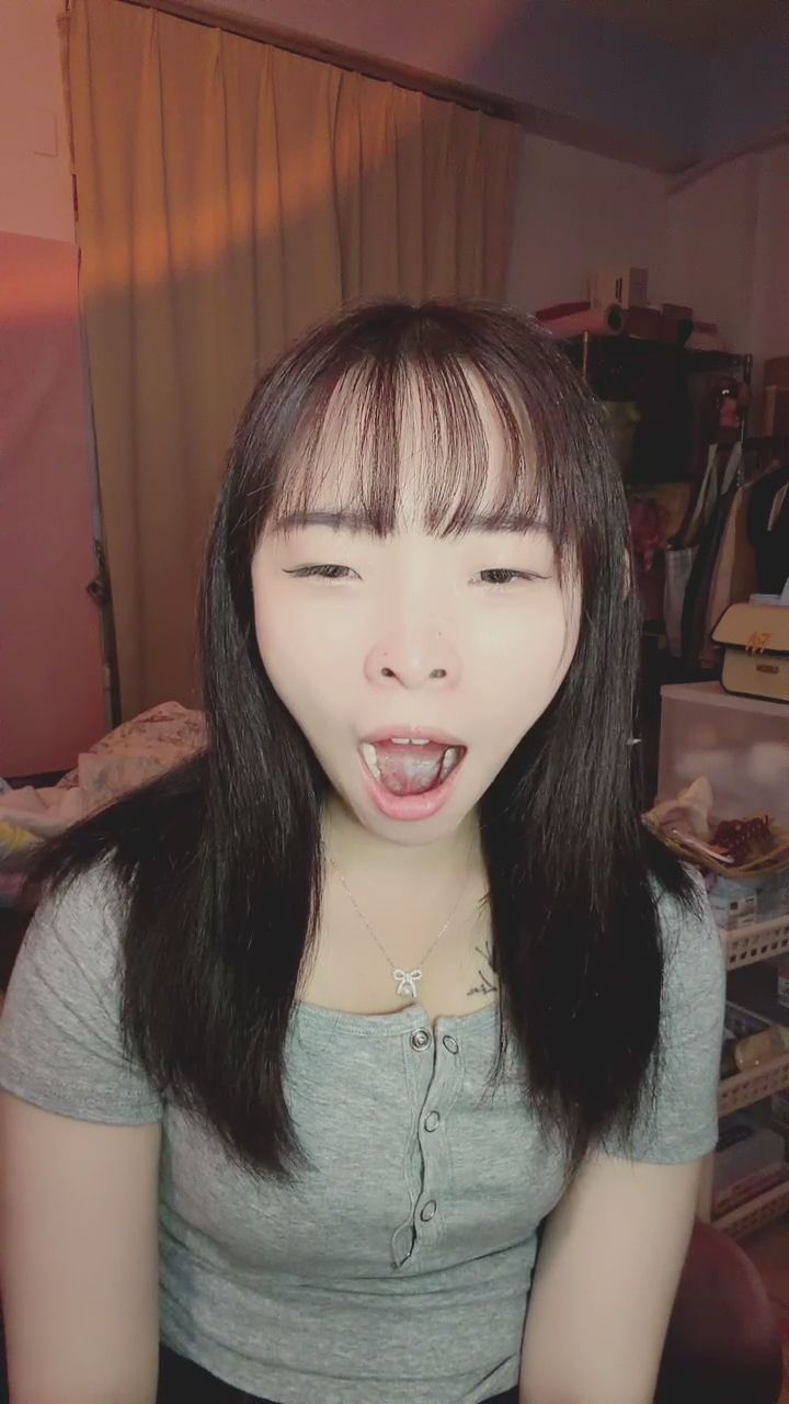  : 被這樣盯著看，你能堅持多久不心動？😳💕 #深情凝視 #咬唇 #放電 #心動瞬間