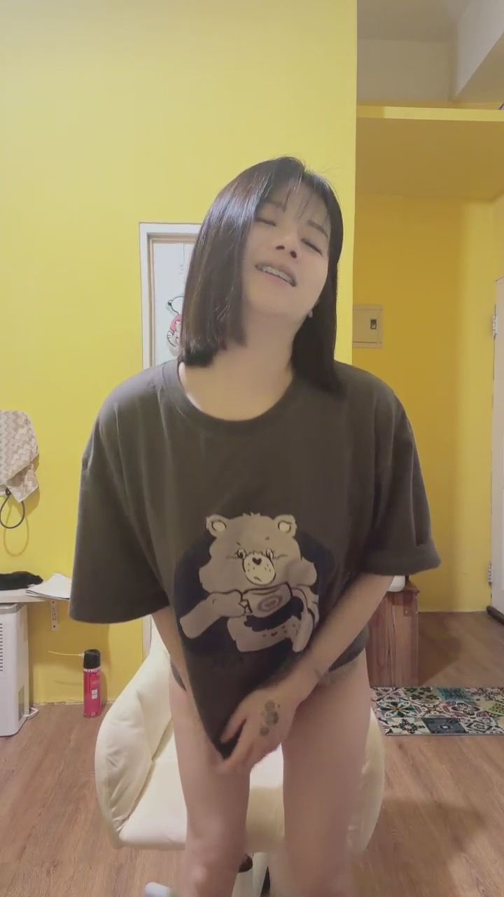  : 俏皮吐舌與微撩衣擺的完美結合！跟著節奏一起心跳加速 💓 #熱舞 #火辣互動
