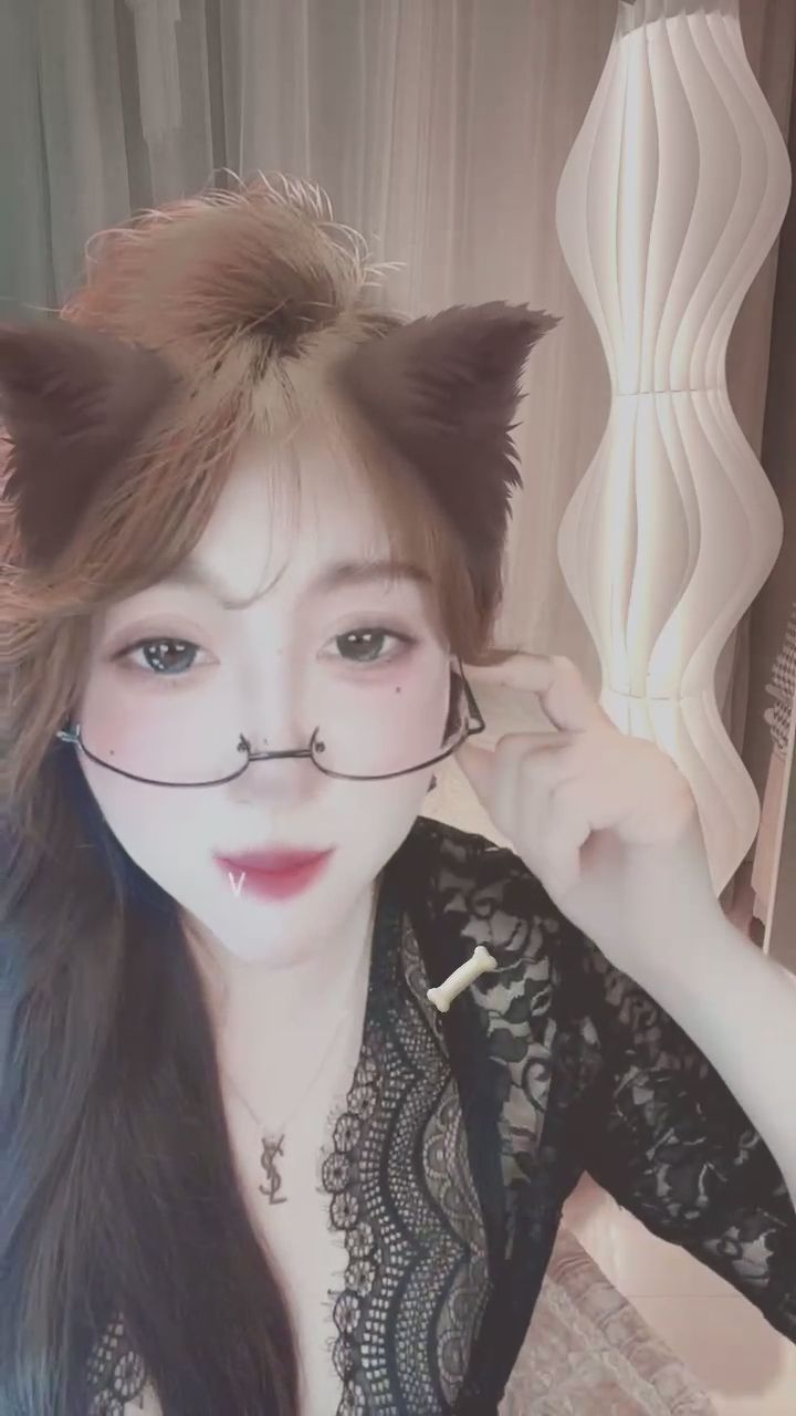  : 指尖輕觸雙唇的嬌媚，貓系少女的純慾瞬間太犯規啦🐾💋 #純慾 #貓系少女 #性感微撩