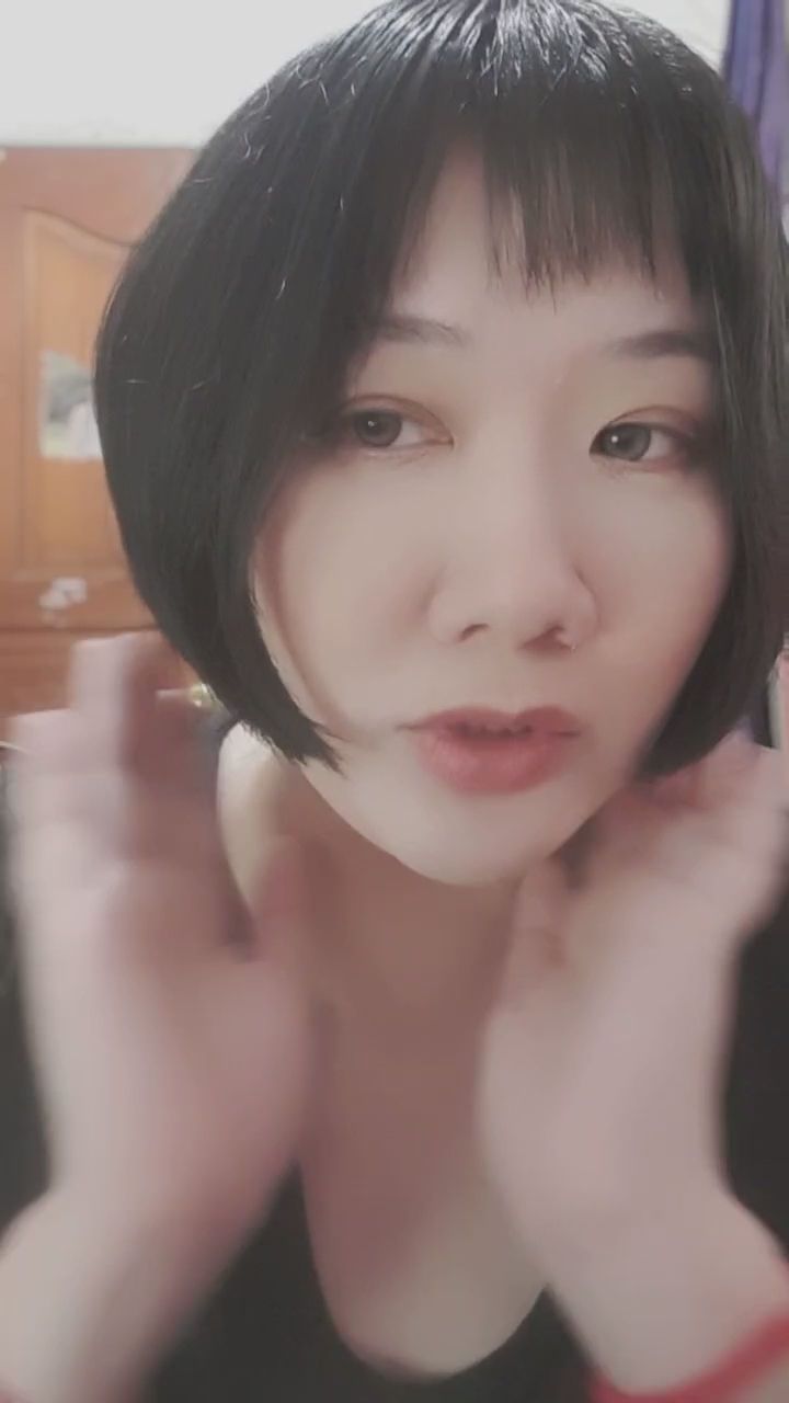 weiweibae : 被這樣溫柔的眼神盯著，誰能不心動呢？💕 一起來感受這份專屬的親密互動！ #女友感 #心動瞬間 #溫柔 #直播精華
