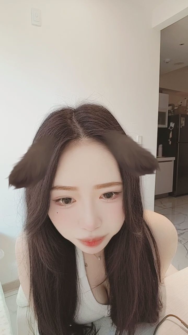  : 靠得這麼近，是不是能聽見你的心跳聲了？👀🔥 #近距離 #專屬視角 #性感誘惑