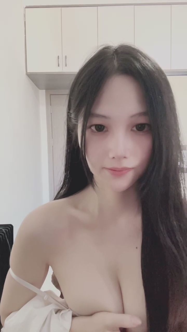 lingling8796 : 無法抗拒的親密接觸，看著我的眼睛感受每一秒的悸動 ✨ #性感微露 #親密 #誘惑