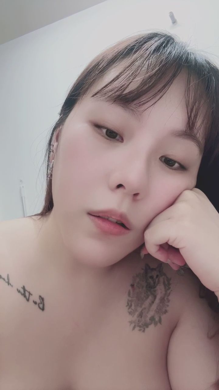 ee971014 : 本來只是想自拍，結果一不小心就... 看到最後臉都紅了😳🔥 #突如其來 #福利大放送 #性感視角