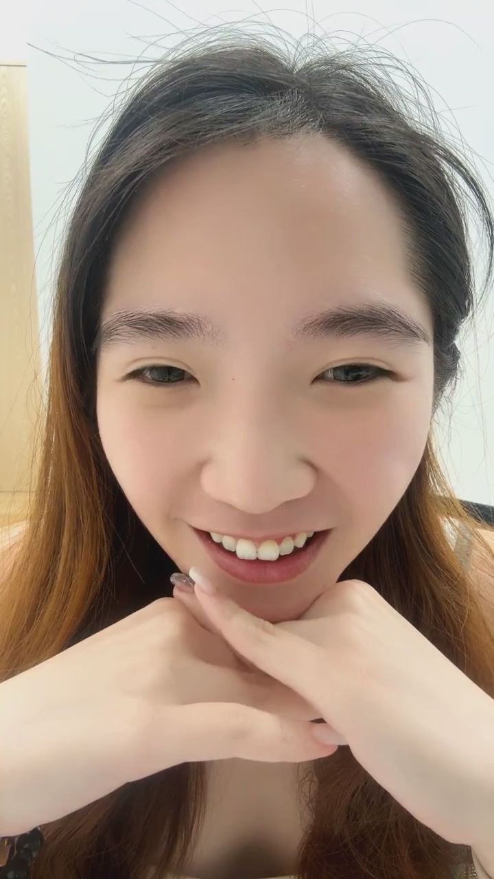  : 接收我的專屬愛心信號！💕 今天的我也很想你喔～ #比心 #甜美 #高甜