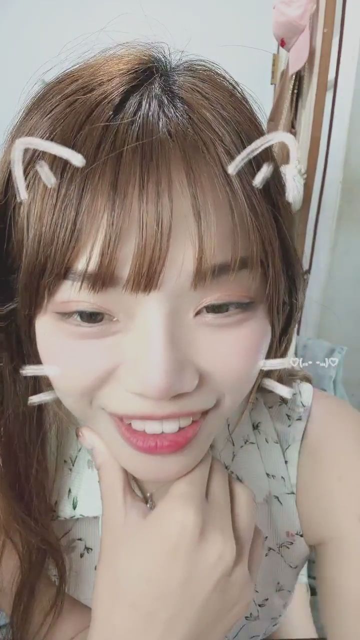  : 這麼近的距離看著你，有沒有感覺心跳漏了一拍？💕 #近距離 #女友感 #甜美日常