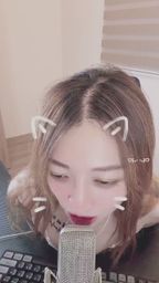 : 直播間裡的火辣福利!大方整理領口,這身材真的太犯規🔥 #刺青女孩 #火辣直播 #福利