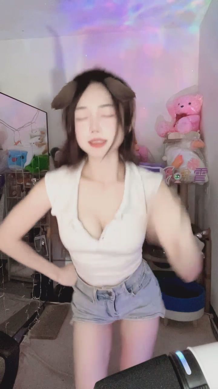 5423qt : 性感撒哭藍波！這一段熱舞表演你給幾分？跟著節奏一起心跳加速！🔥 #熱舞 #性感 #直播精華