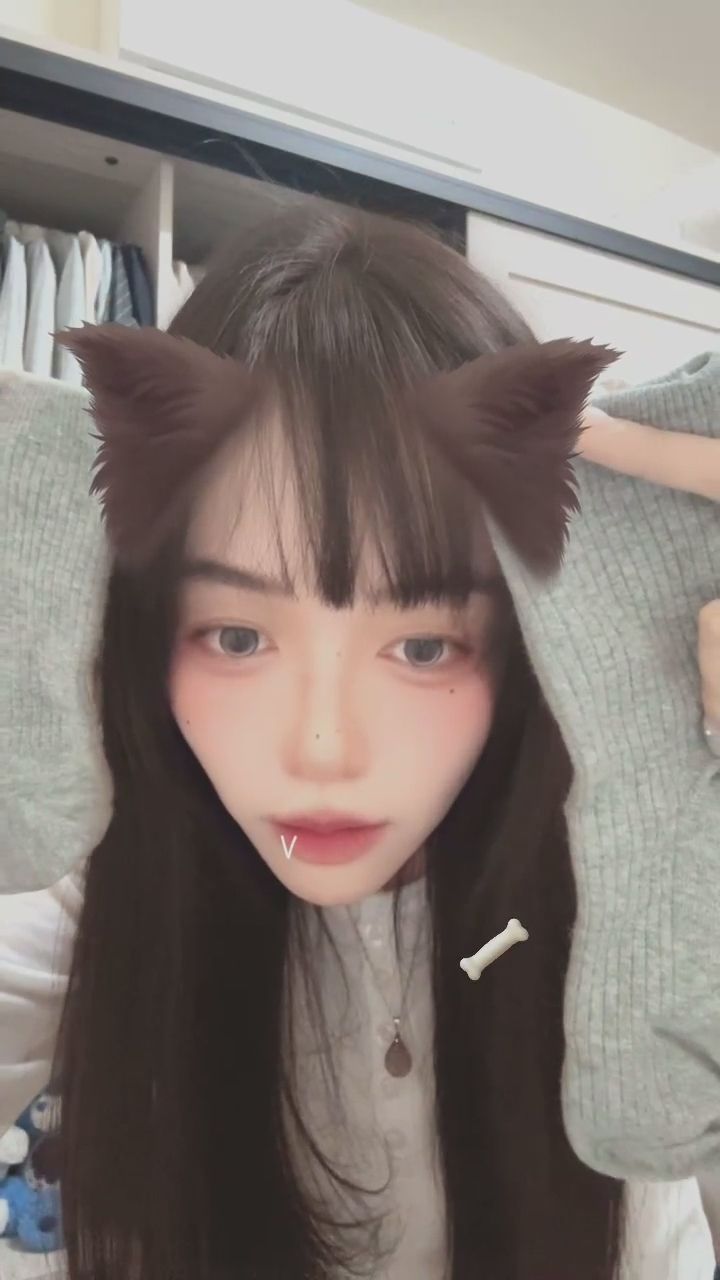  : 整理衣櫃也可以讓粉絲發瘋🥰我真是個小調皮蛋😎 #近距離 #甜美 #居家女友