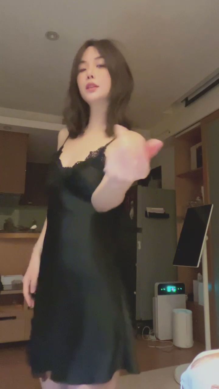  : 居家熱舞時間！最後的視角有沒有讓你心跳加速？🖤 #居家日常 #性感熱舞 #微醺之夜