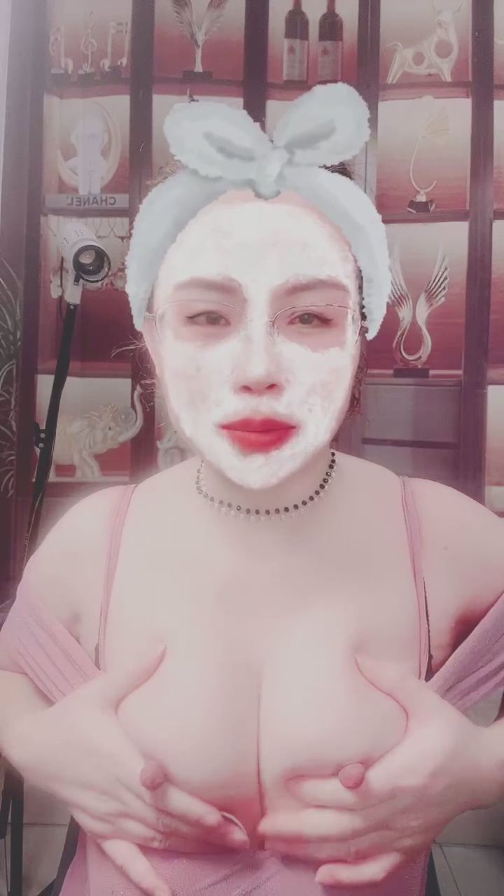 x8011 : 敷面膜的時間,也是解放身體的時間 💆♀️💦 #性感 #胸部按摩 #誘惑