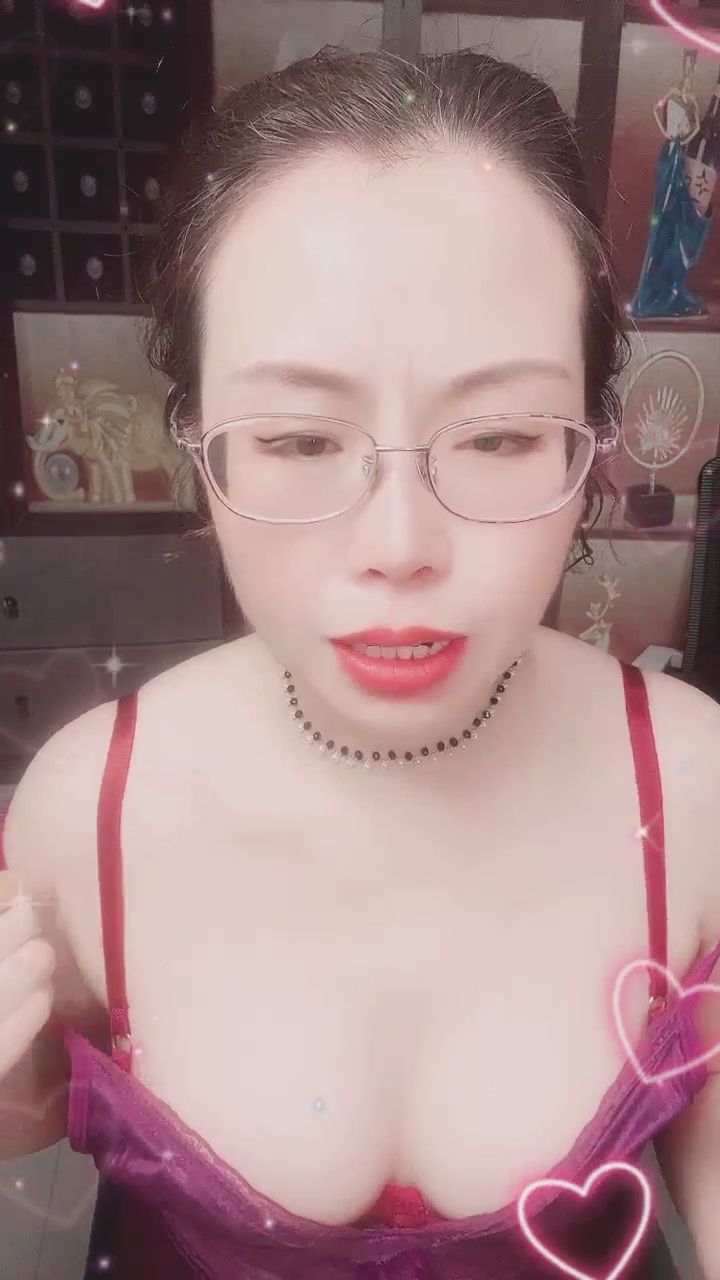 : 褪去溫柔，站起來給你們看更多的我... 😈💜 #紫色絲綢 #身材展示 #性感曲線