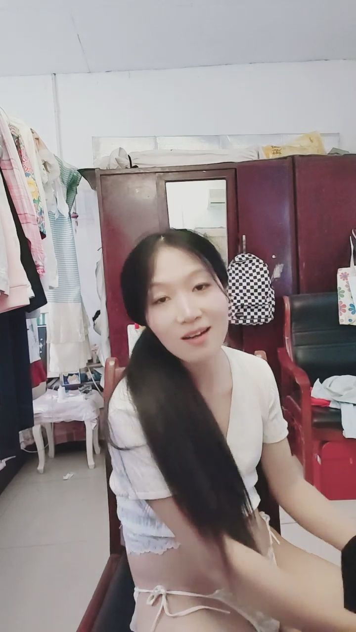 ash663 : 準備換上更舒適性感的裝扮...✨ #換裝 #蕾絲 #絲襪
